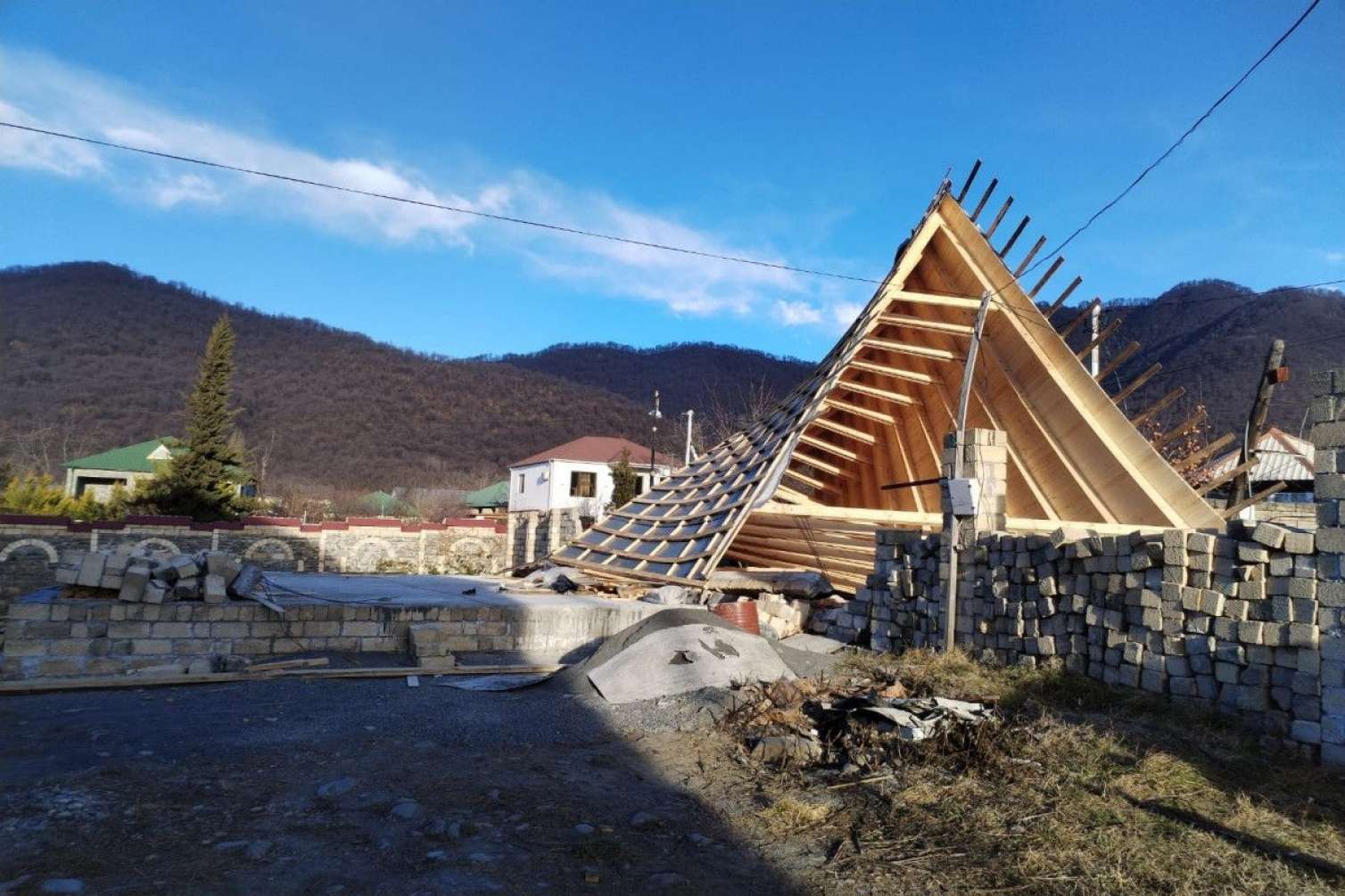 Evlərin dam örtüyü uçdu, işıq xəttləri qırıldı - Küləyin fəsadları / FOTO 