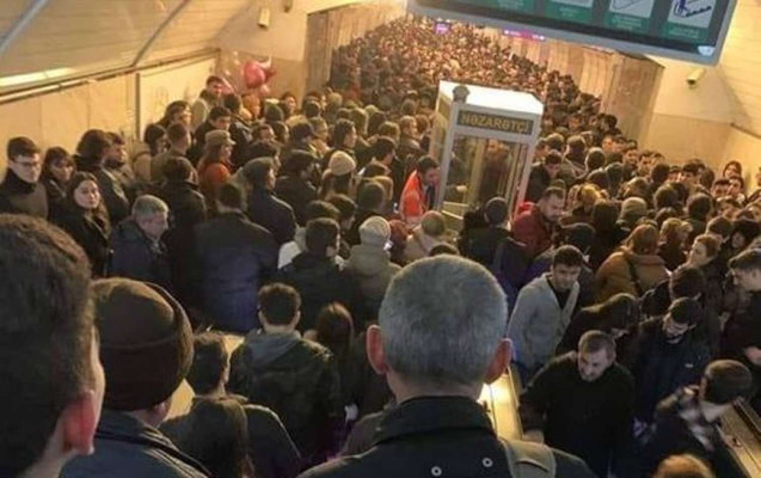"28 May" metrosunda sıxlıq yarandı - VİDEO  