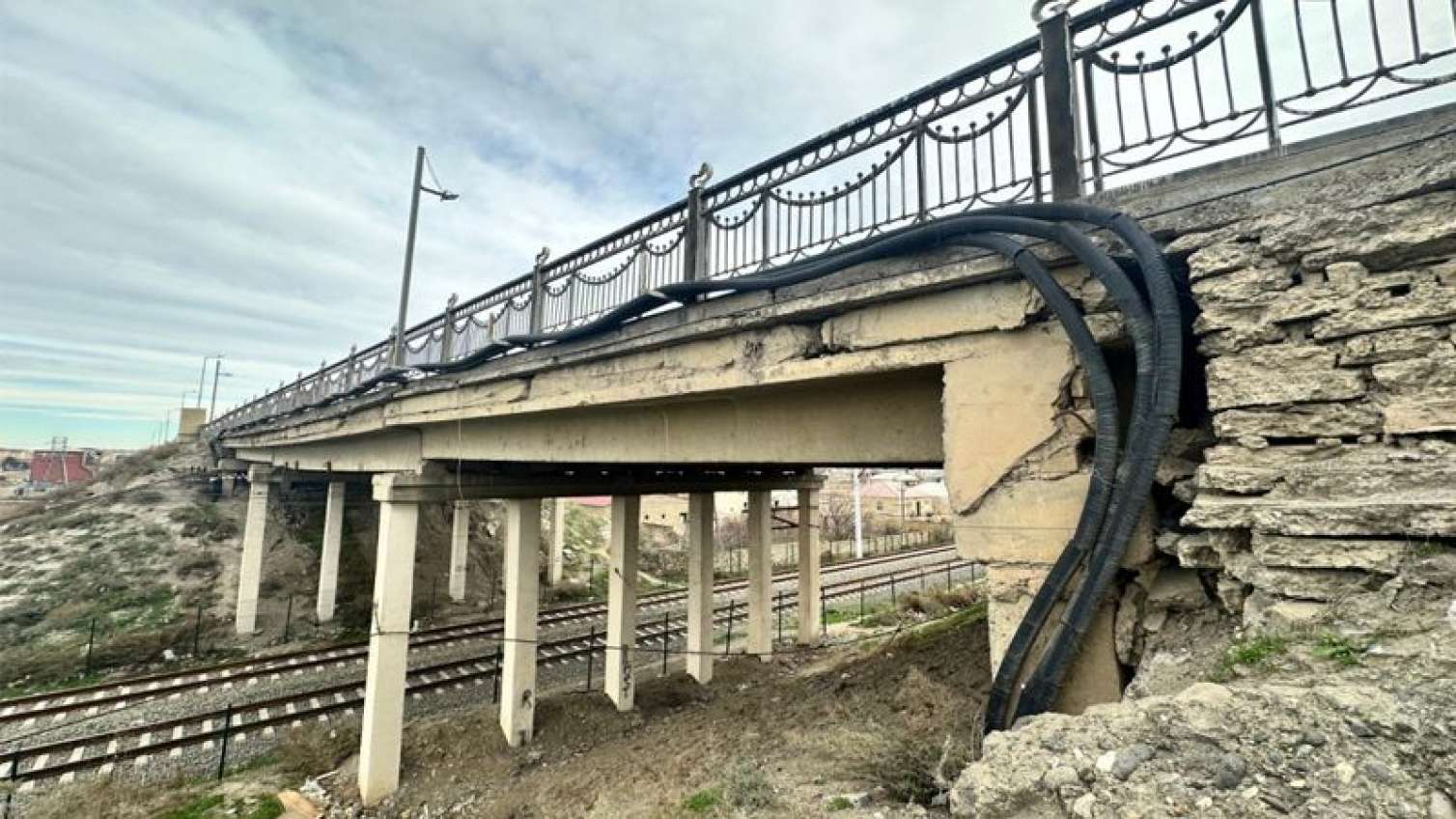 Sumqayıtı Saraya  birləşdirən bu körpü SÖKÜLÜR 