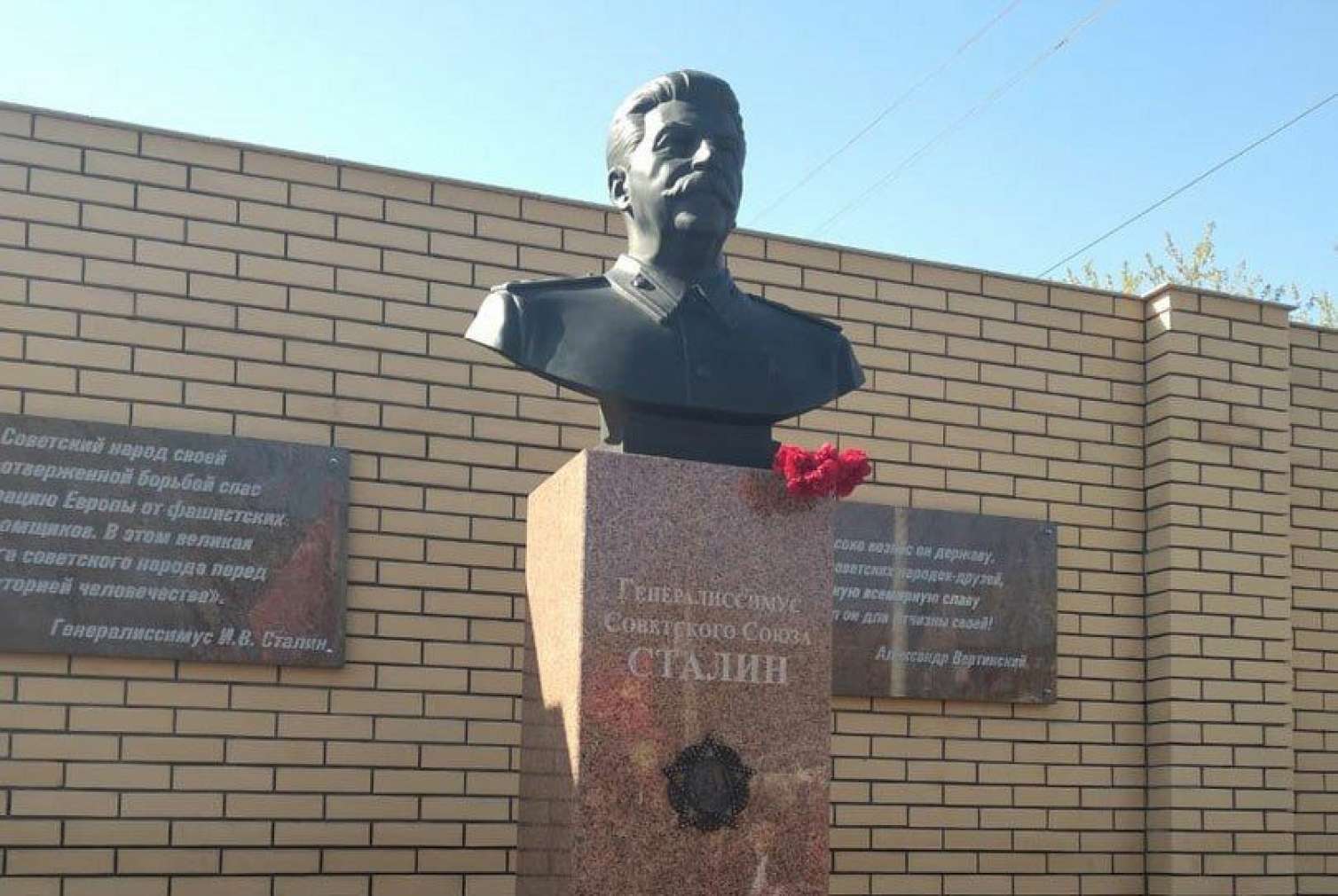 Novosibirsk meriyası: Stalinin abidəsi mədəni irsi korlayır 