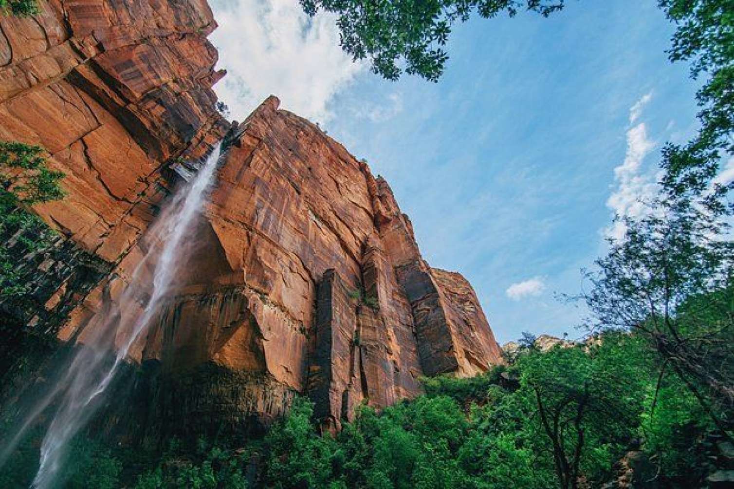 25 metrlik şəlalədən yıxılan turist sağ qaldı 