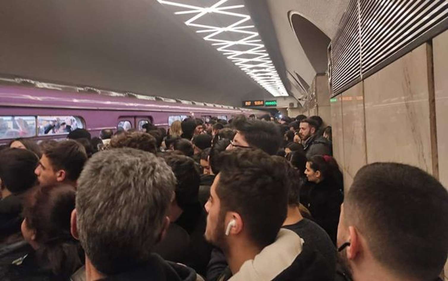 Metroda qadına qarşı əxlaqsız hərəkətlər edən şəxs HƏBS OLUNDU 