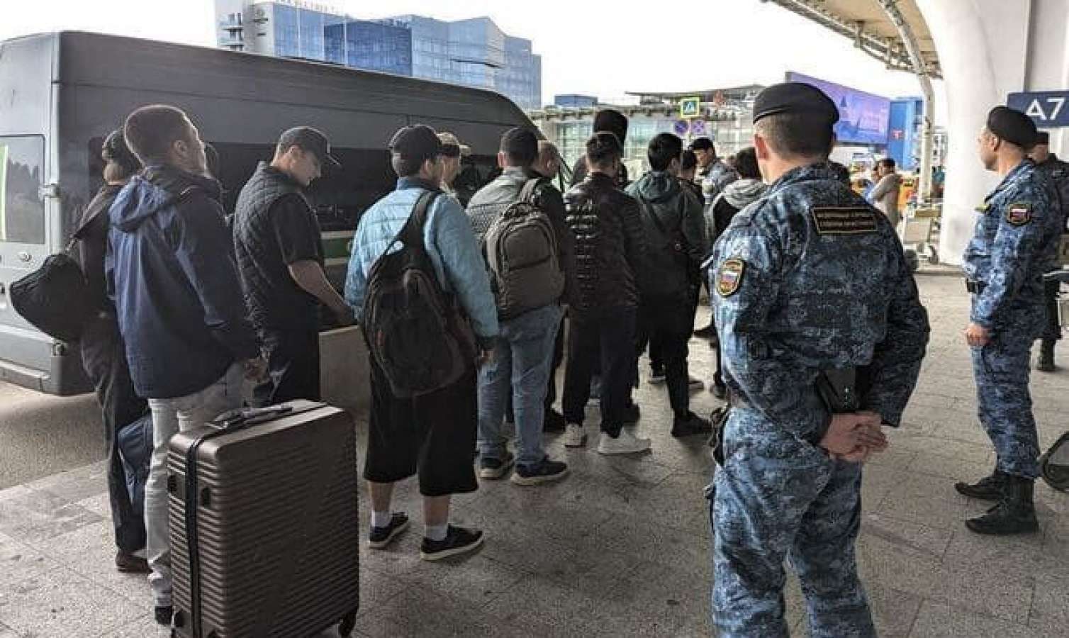 Rusiyadan deportasiya başladı - Azərbaycanlılar ölkəyə qayıda bilmir 