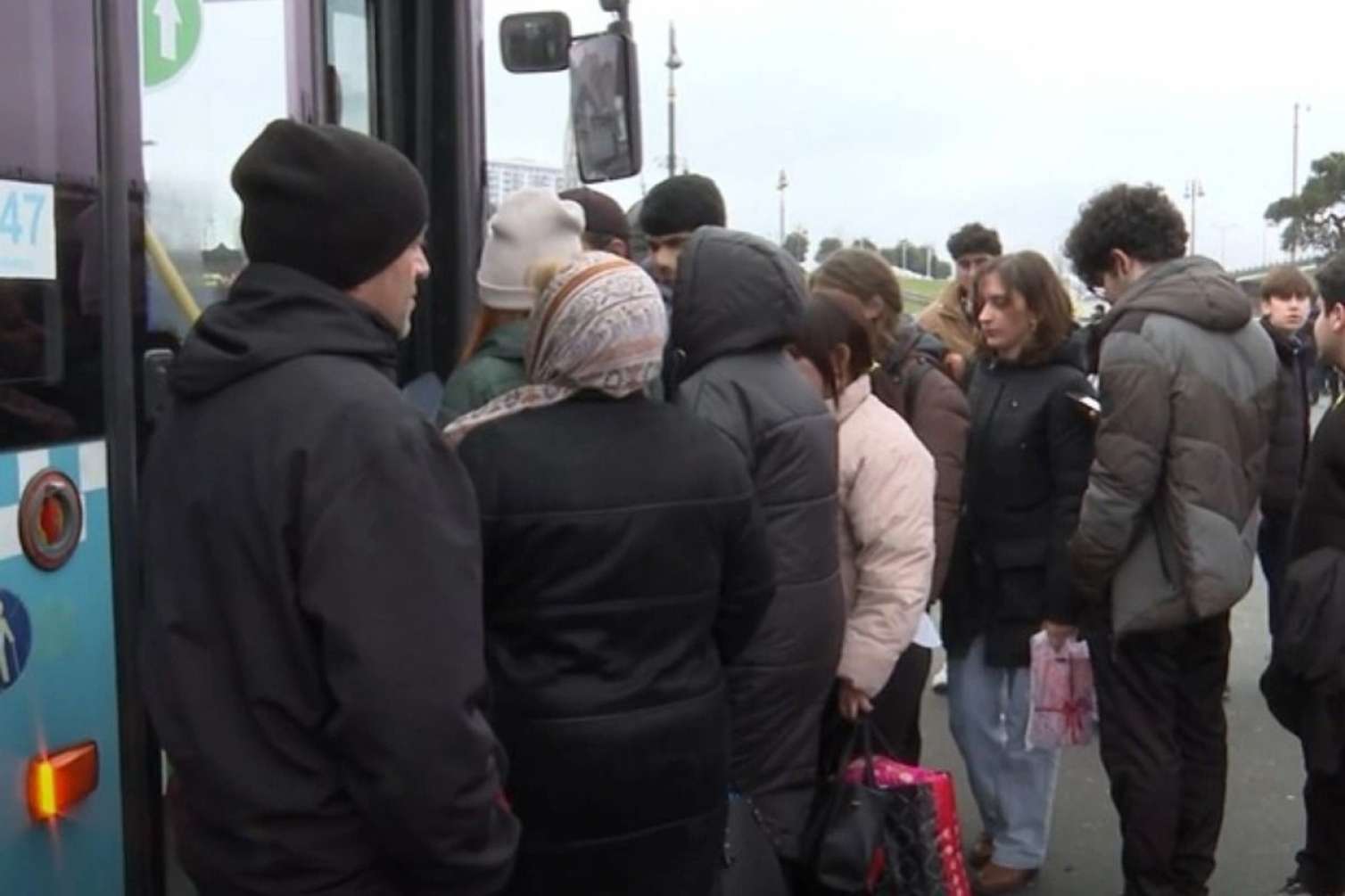 Bakıda sərnişin dolu avtobusu qapıları açıq sürürlər - VİDEO 