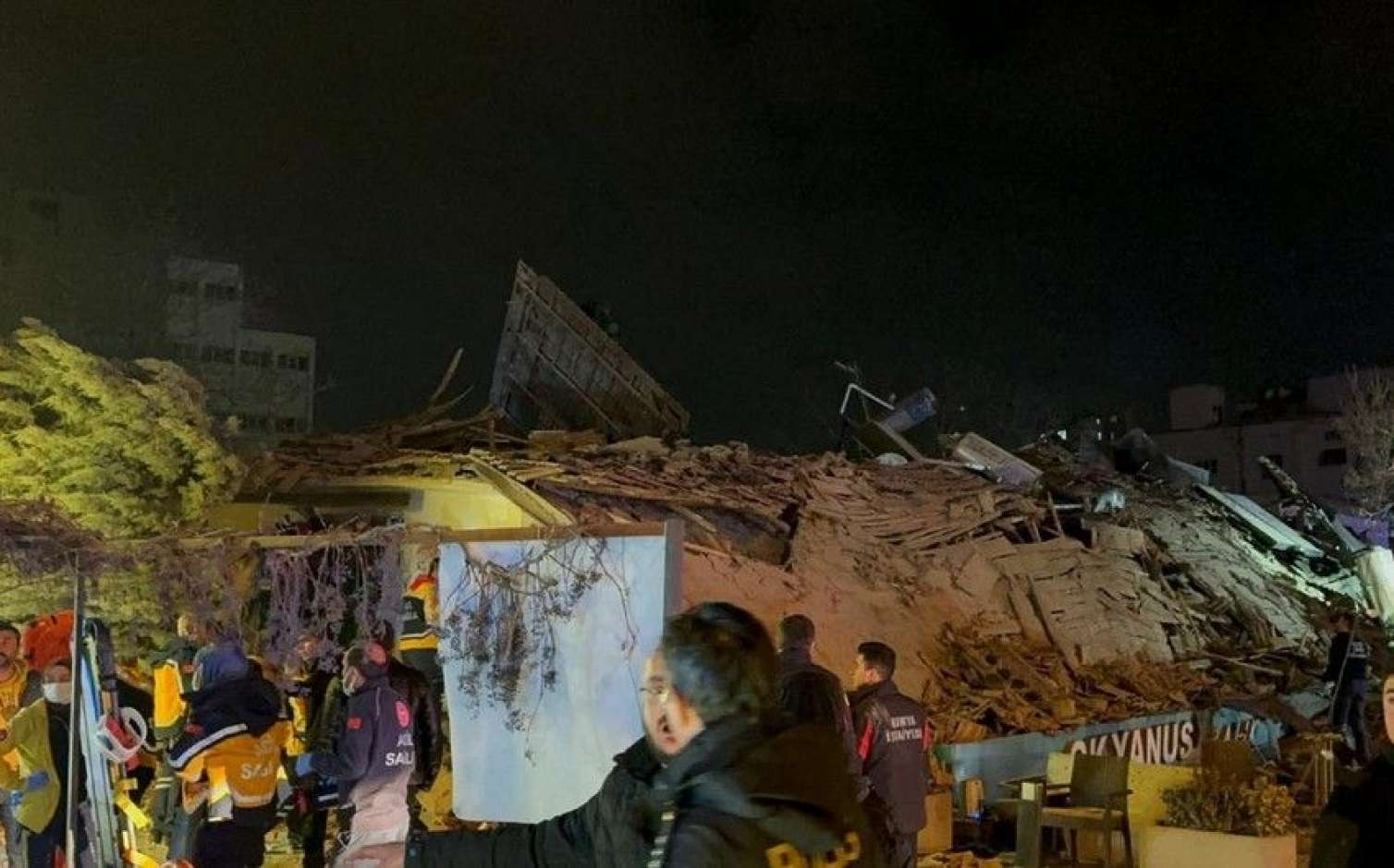 Türkiyədə bina uçdu - Dağıntılar altında qalanlar var - VİDEO 