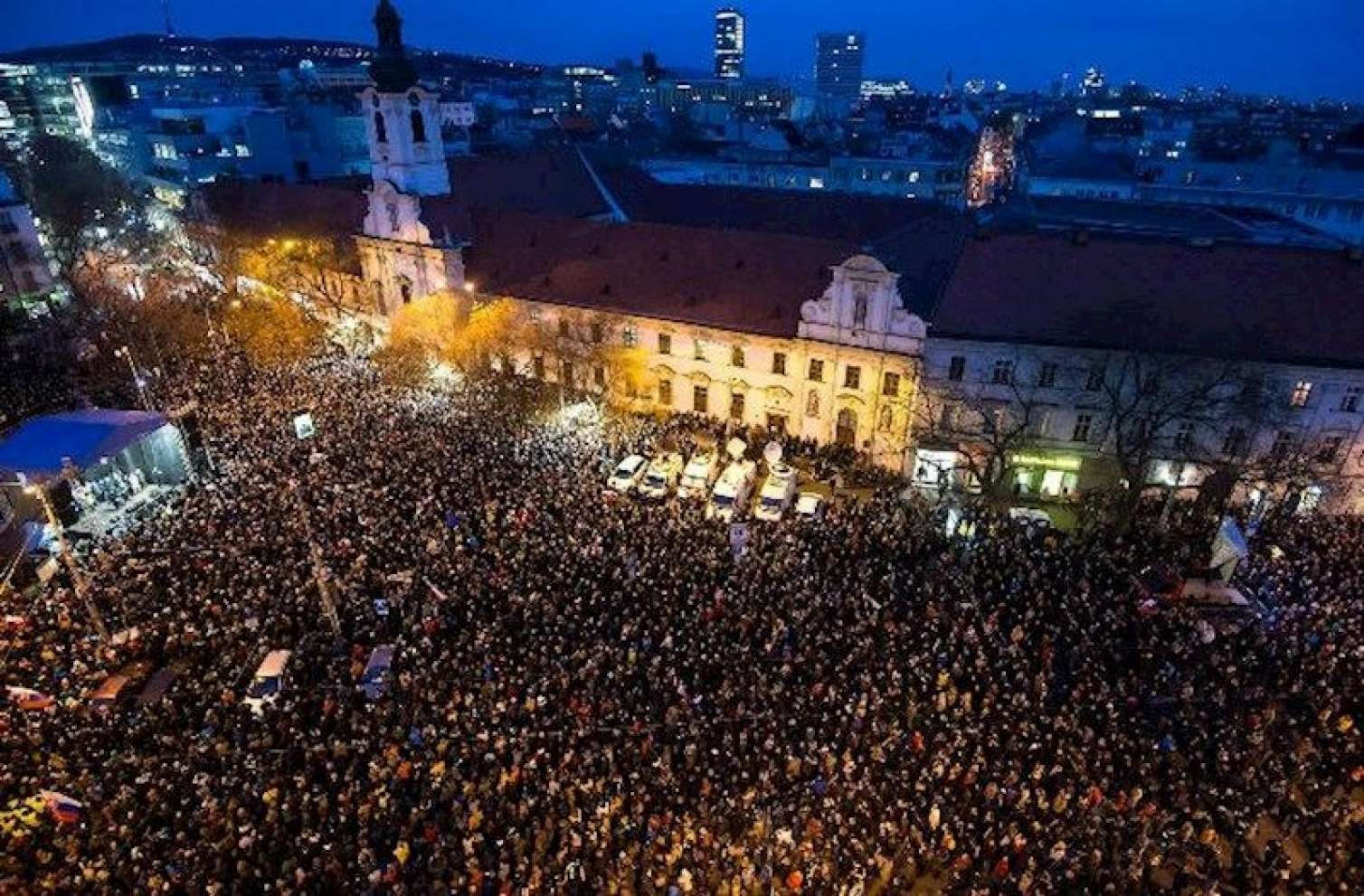Slovakiyada etirazlar dalğası - 100 minə yaxın insan küçələrə axışdı 