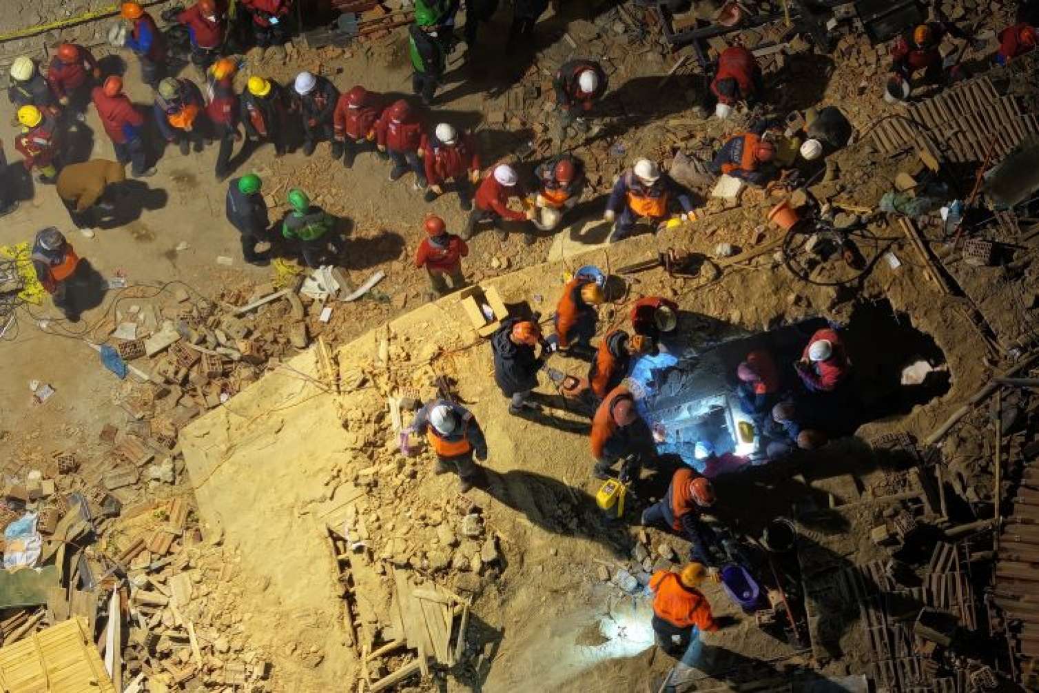 Çökən binada axtarışlar davam edir - Şübhəli 5 nəfər saxlanıldı - FOTO 