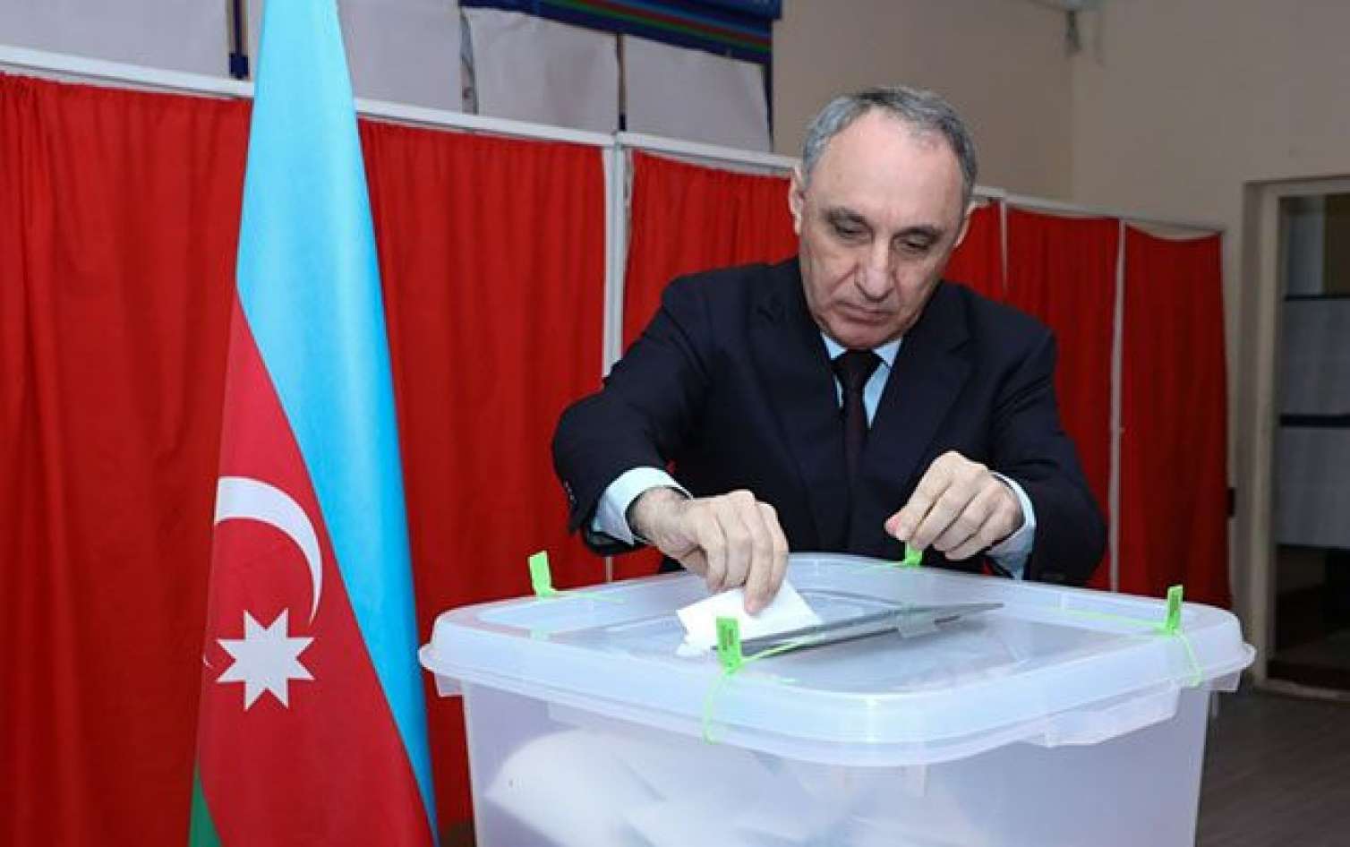 Məmurlar səs verdilər - FOTO 