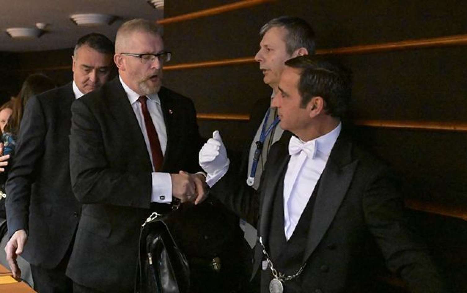 Polşalı deputat Avropa Parlamentinin iclasından qovuldu - VİDEO 