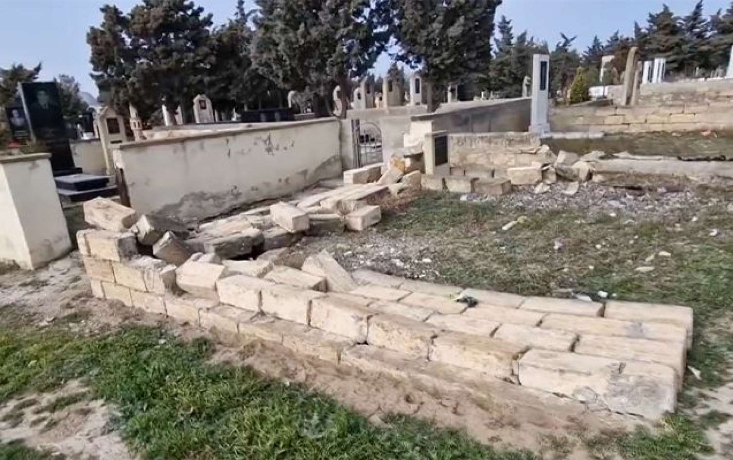 Qəbiristanlıqda dağıntı törətdilər, məhəccərləri oğurladılar - VİDEO 