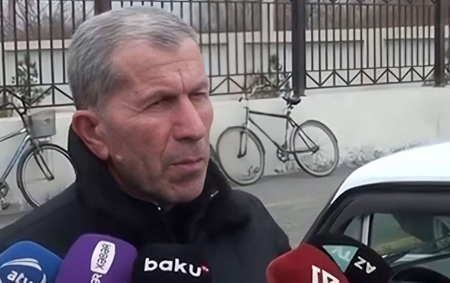 "Barmaqları kəsilib, hamısı bıçaq yarası idi.." - Döyülən şagirdin babası 