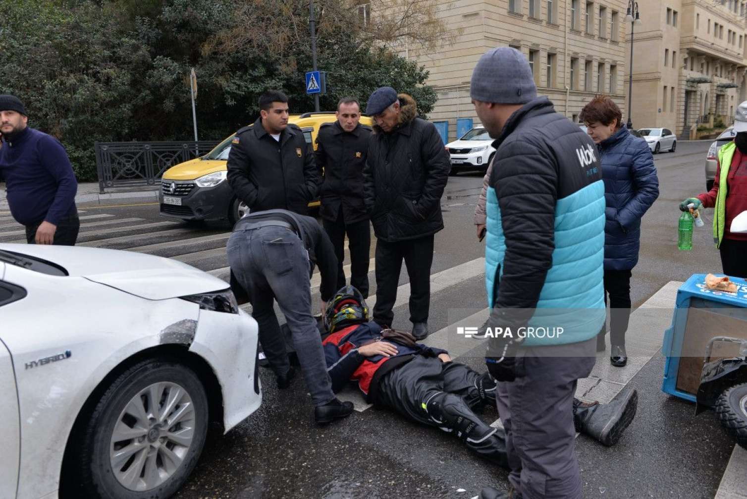 Bakıda maşın mopedlə toqquşdu - Xəsarət alan var / FOTO 