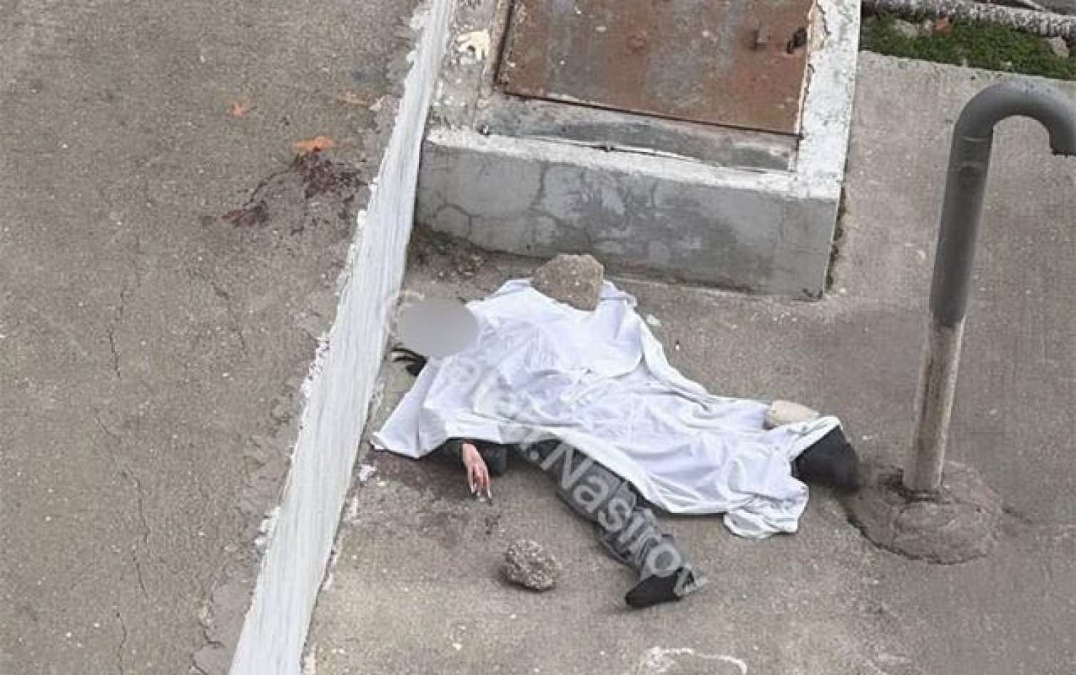 Bakıda gənc qız özünü binadan atdı - FOTO 