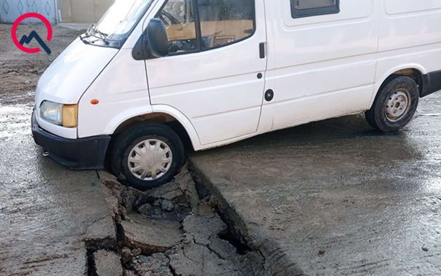 Gəncədə yol çökdü, “Ford” xəndəyə düşdü 