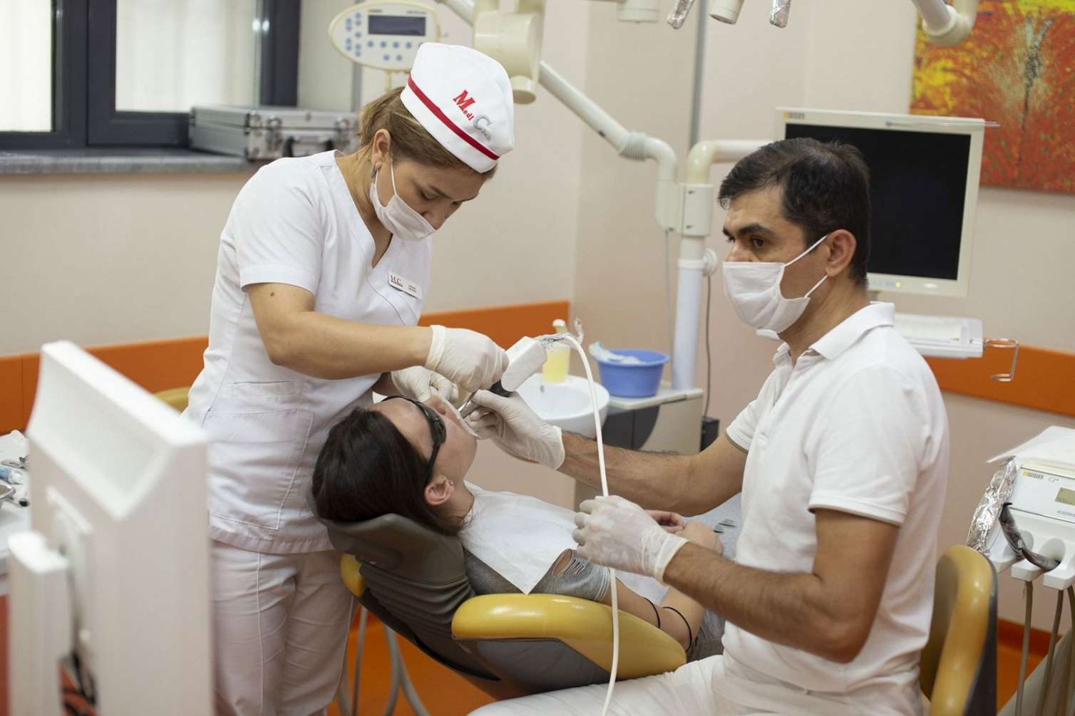 Stomatoloji klinikalarda yoxlama: "Qeyri-qanuni fəaliyyət göstərənlər var"