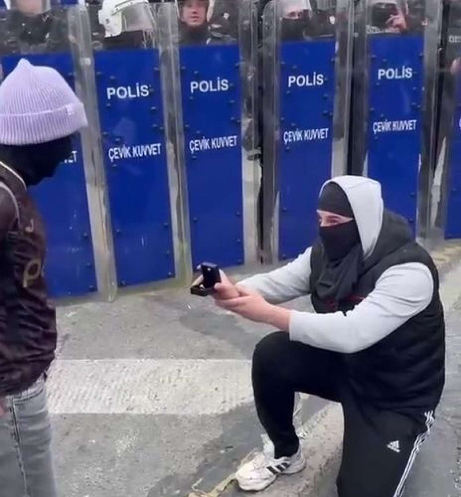 Eldəniz Məmmədov etiraz aksiyasında EVLİLİK TƏKLİFİ etdi 