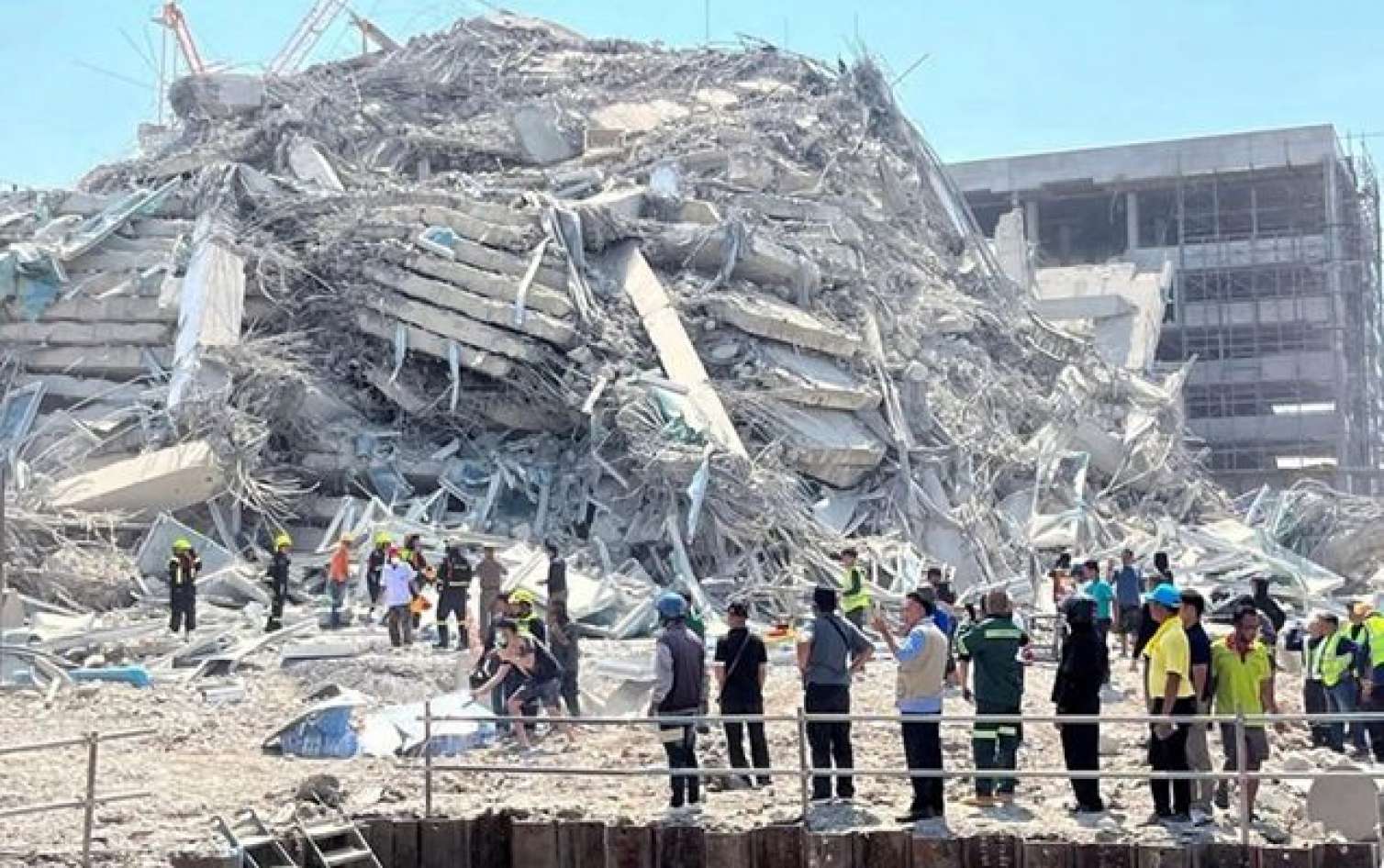 Dəhşətli zəlzələdə ölənlərin sayı 1000-ə çatdı - 2400 yaralı - Yenilənib 