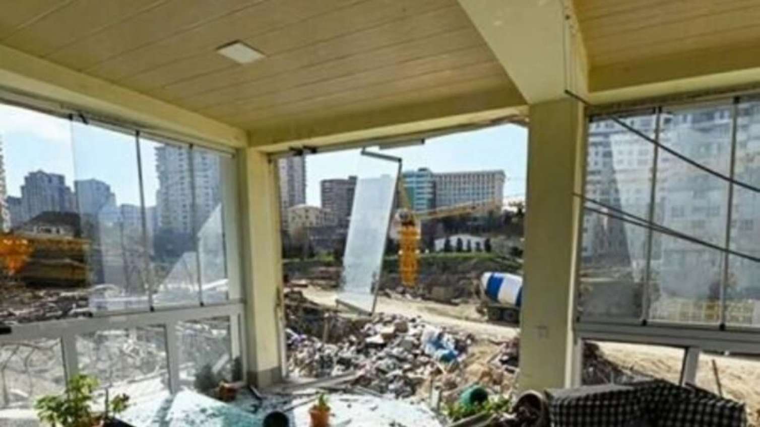 Məhkəmə Alatavada evi uçuran sürücünü də həbs etdi 
