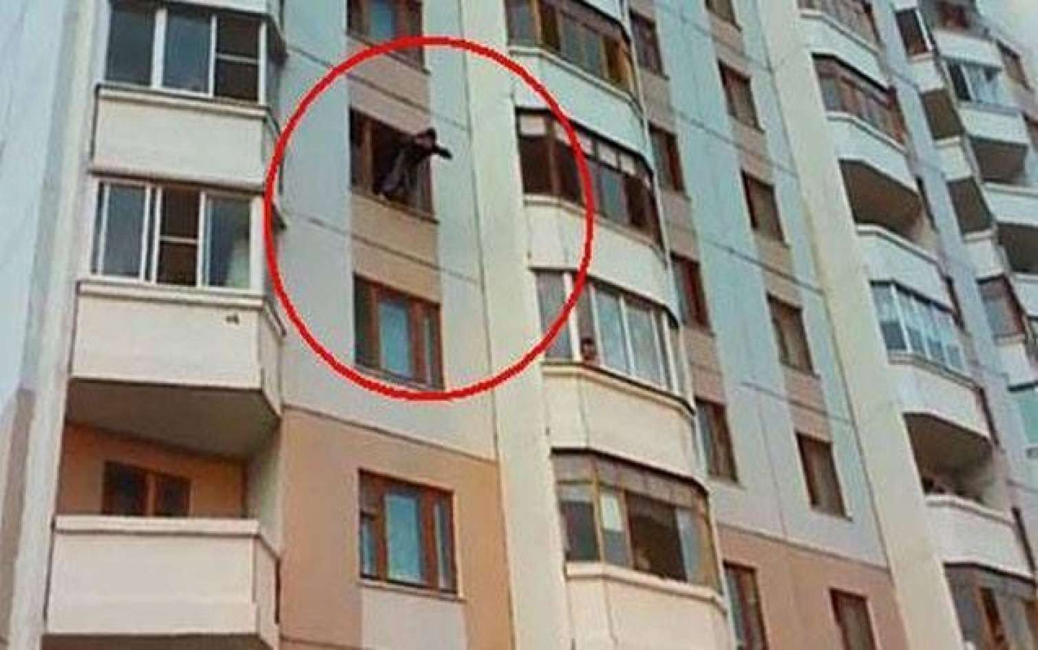 8-ci mərtəbədən yıxılıb öldü 