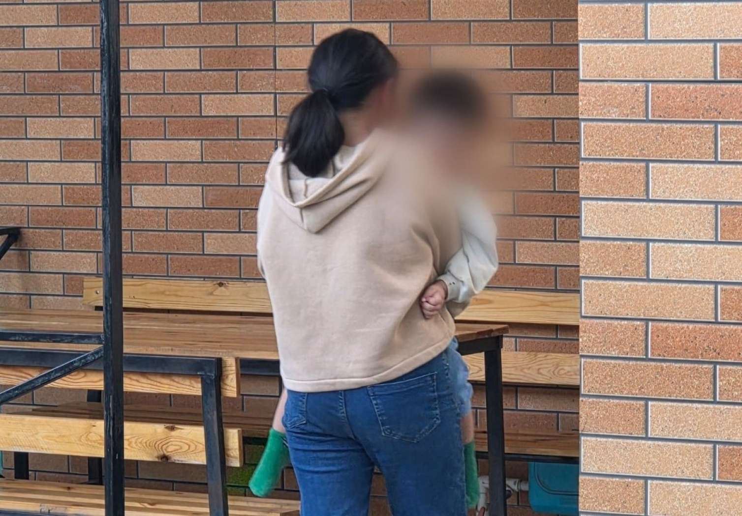 Bakıda sığınacağa yerləşdirilən uşağı ovuda bilmədilər - Saatlarla ağladı 