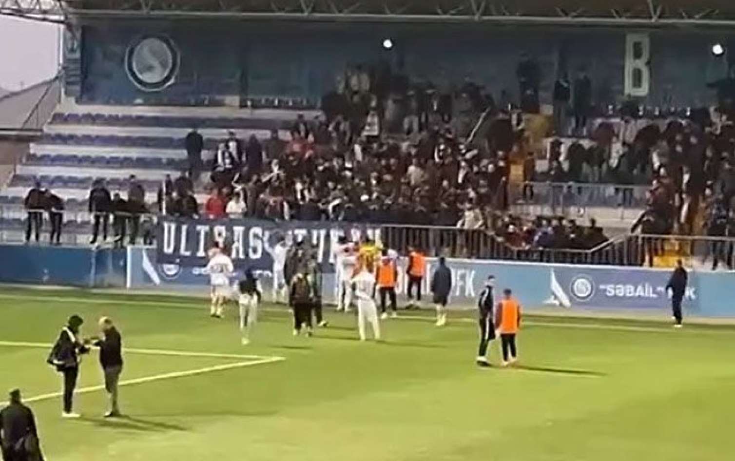 “Turan"ın futbolçusu azarkeşlərlə dalaşdı - VİDEO 