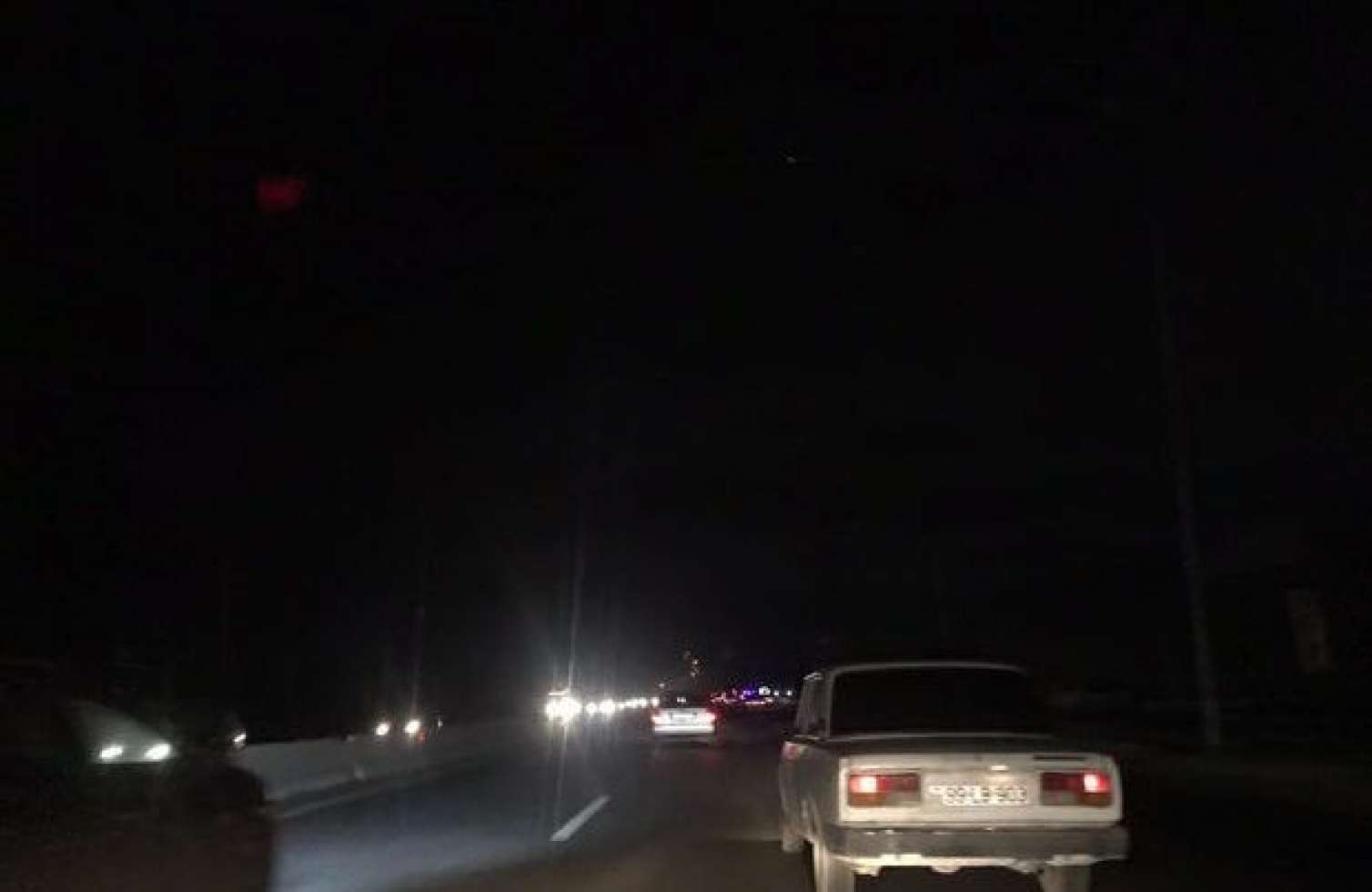 Qaranlığa qərq olan ödənişli Quba yolu... - Bakıda isə bəzi yollarda gündüz də işıq yanır - FOTO 