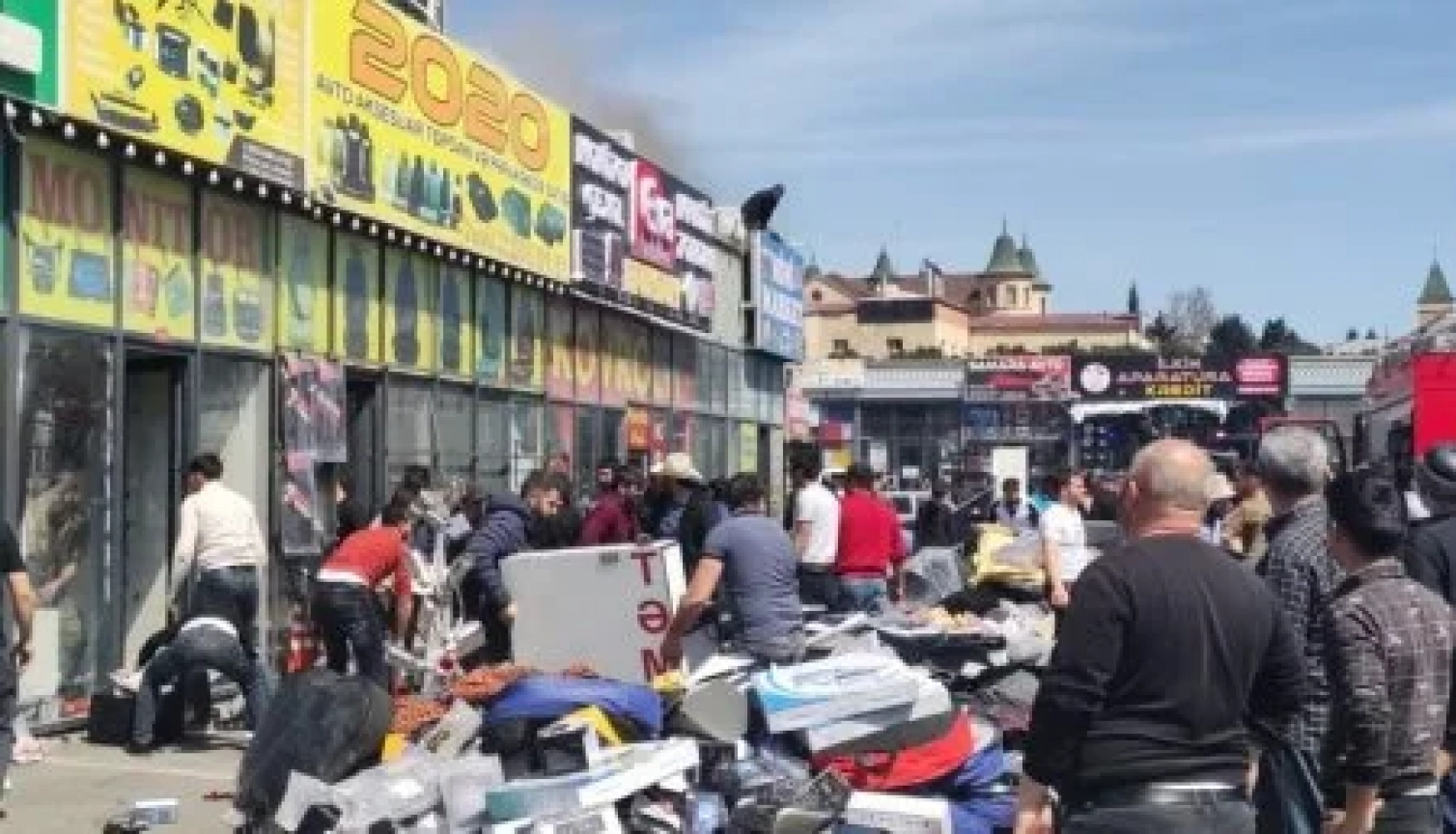 "Maşın bazarı"nda etiraz - Mağaza sahibləri və işçilər ayağa qalxdı -VİDEO 