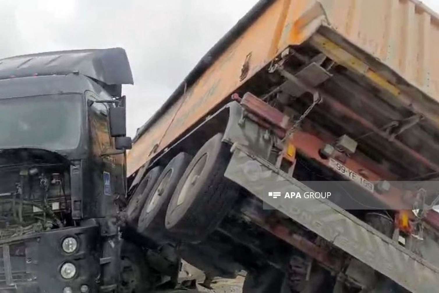 Bakı-Quba yolunda yük maşını betona çırpılıb, radar aşıb - FOTO  