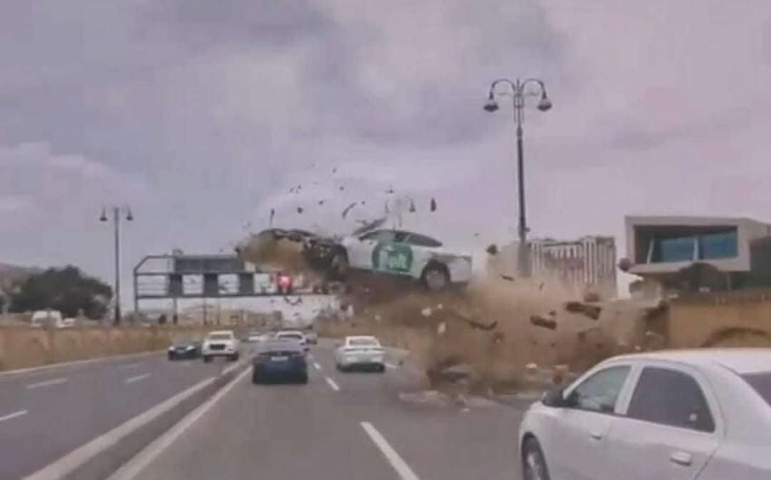 Avtomobilini körpüdən "uçuran" taksi sürücüsünün vəziyyəti ağırdır, əməliyyat olunacaq 
