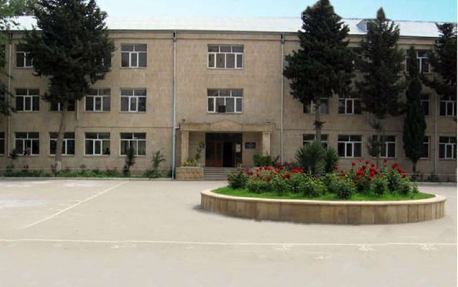 Bakıda şagird özünü məktəbin binasından atdı 