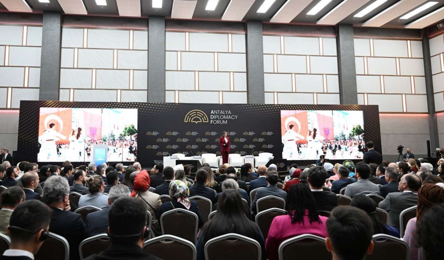 Mehriban Əliyeva Antalyada panel iclasında - FOTOLAR  