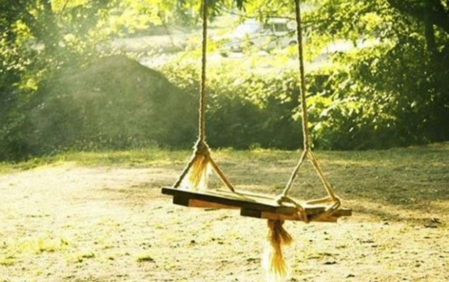 Yelləncəyin ipi 15 yaşlı qızın boğazına dolandı - Vəziyyəti ağırdır 
