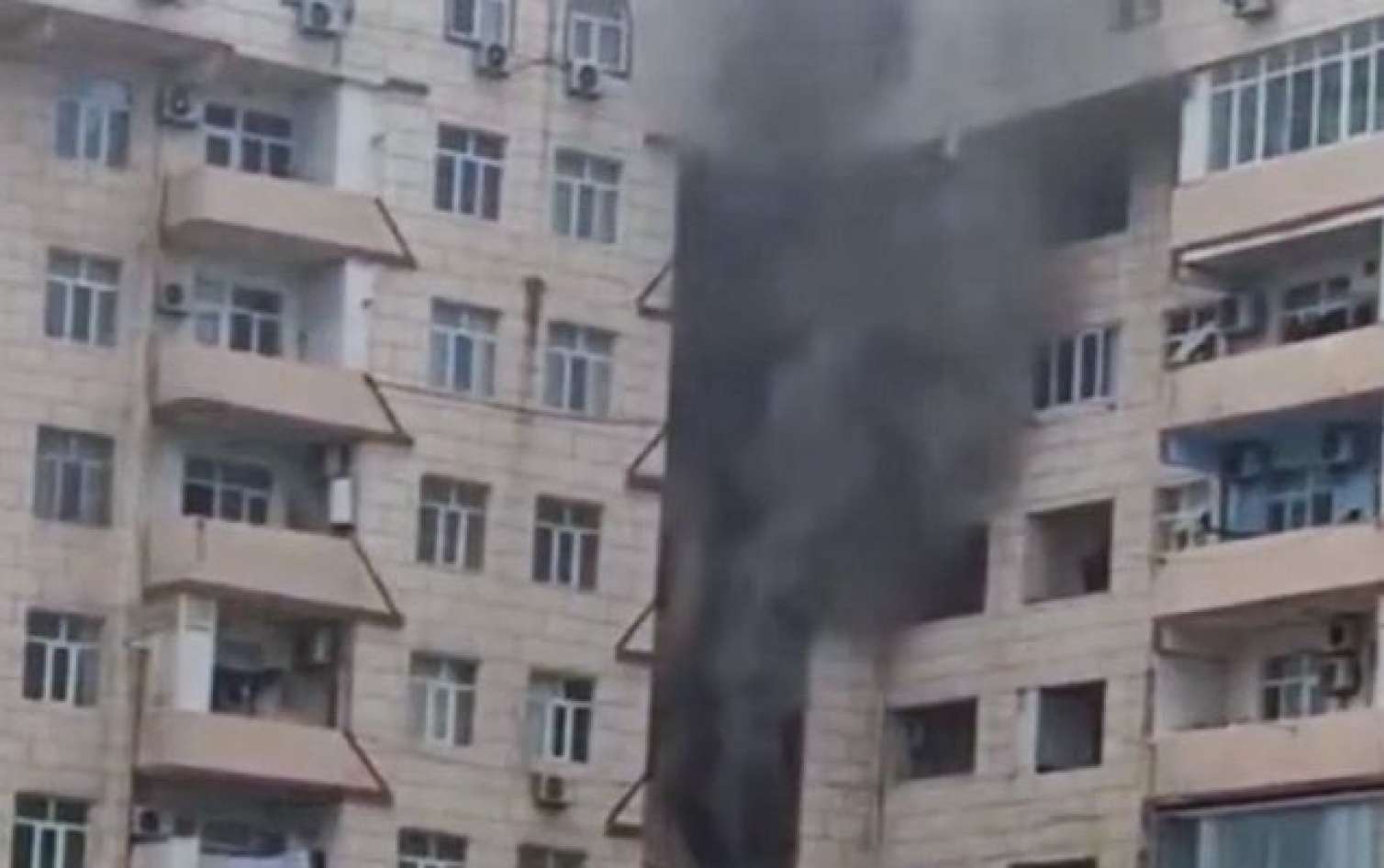 Bakıda yaşayış binası yanır - Video 