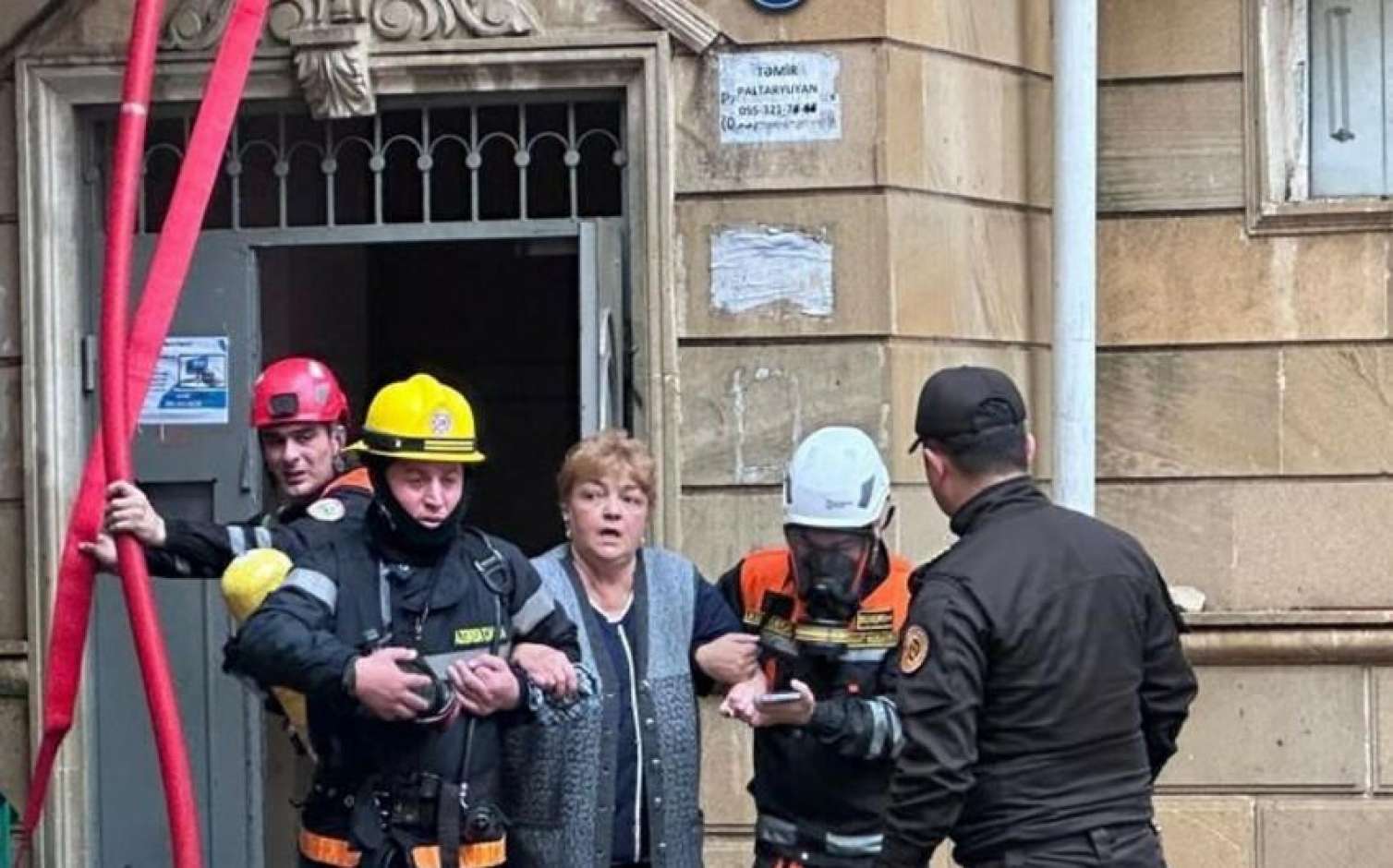 Bakıda çoxmərtəbəli binada baş verən yanğın söndürüldü - FOTO - VİDEO 