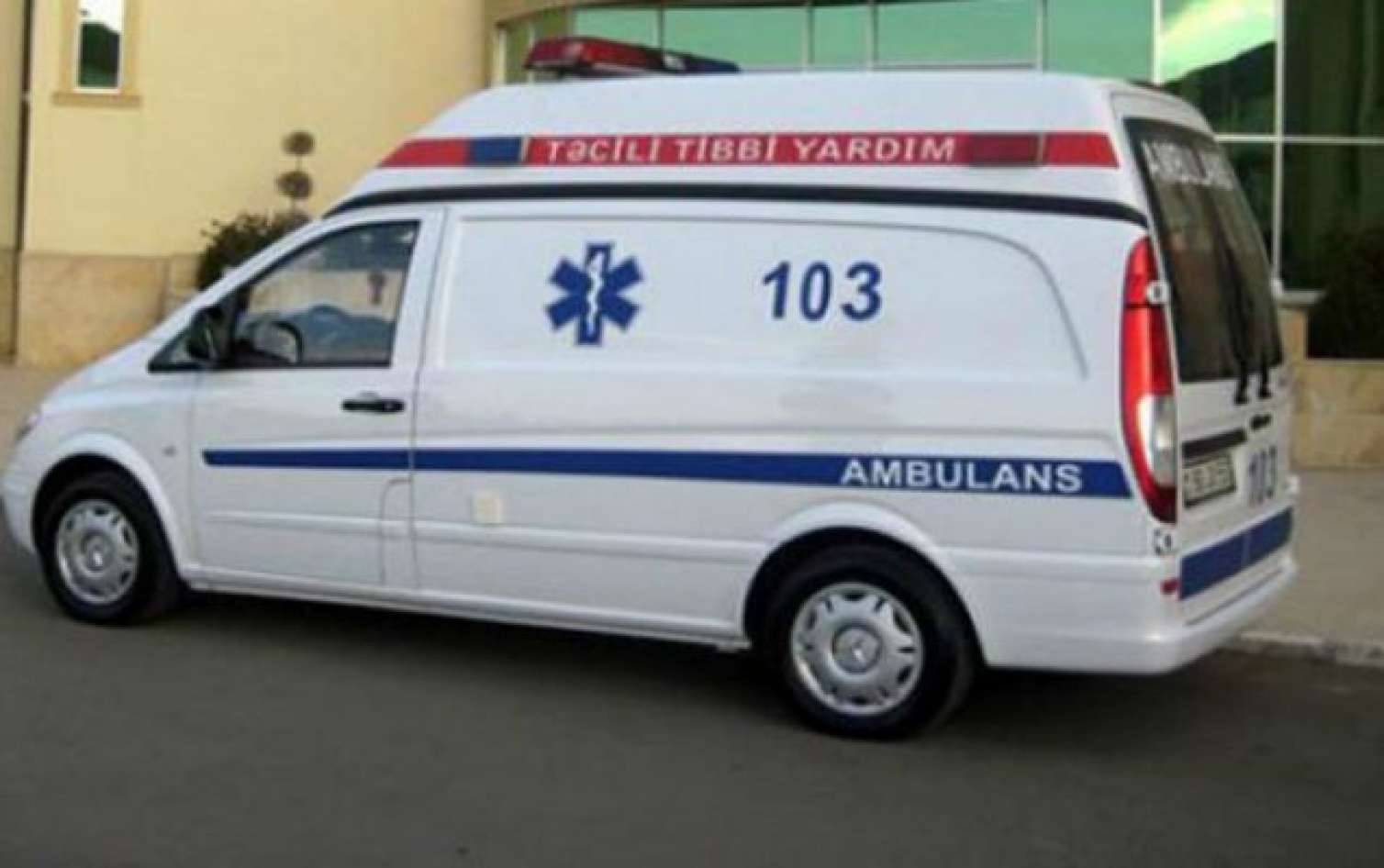 Qazi təcili yardım maşınının şüşələrini sındırdı 
