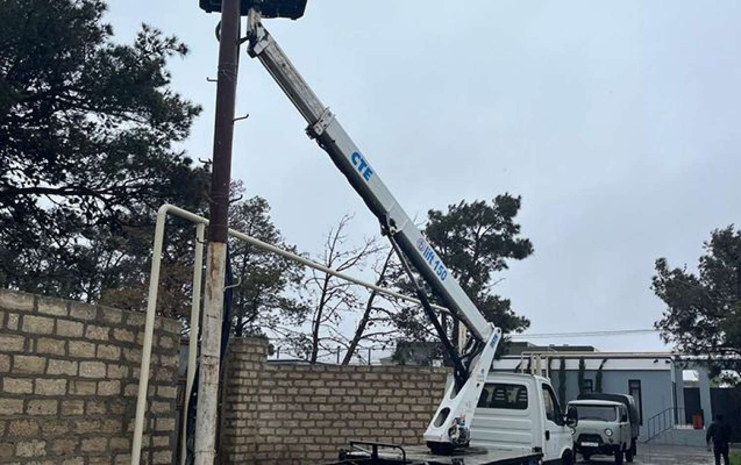 “Azərişıq” yağışın yaratdığı qəzaları aradan qaldırır - Fotolar 
