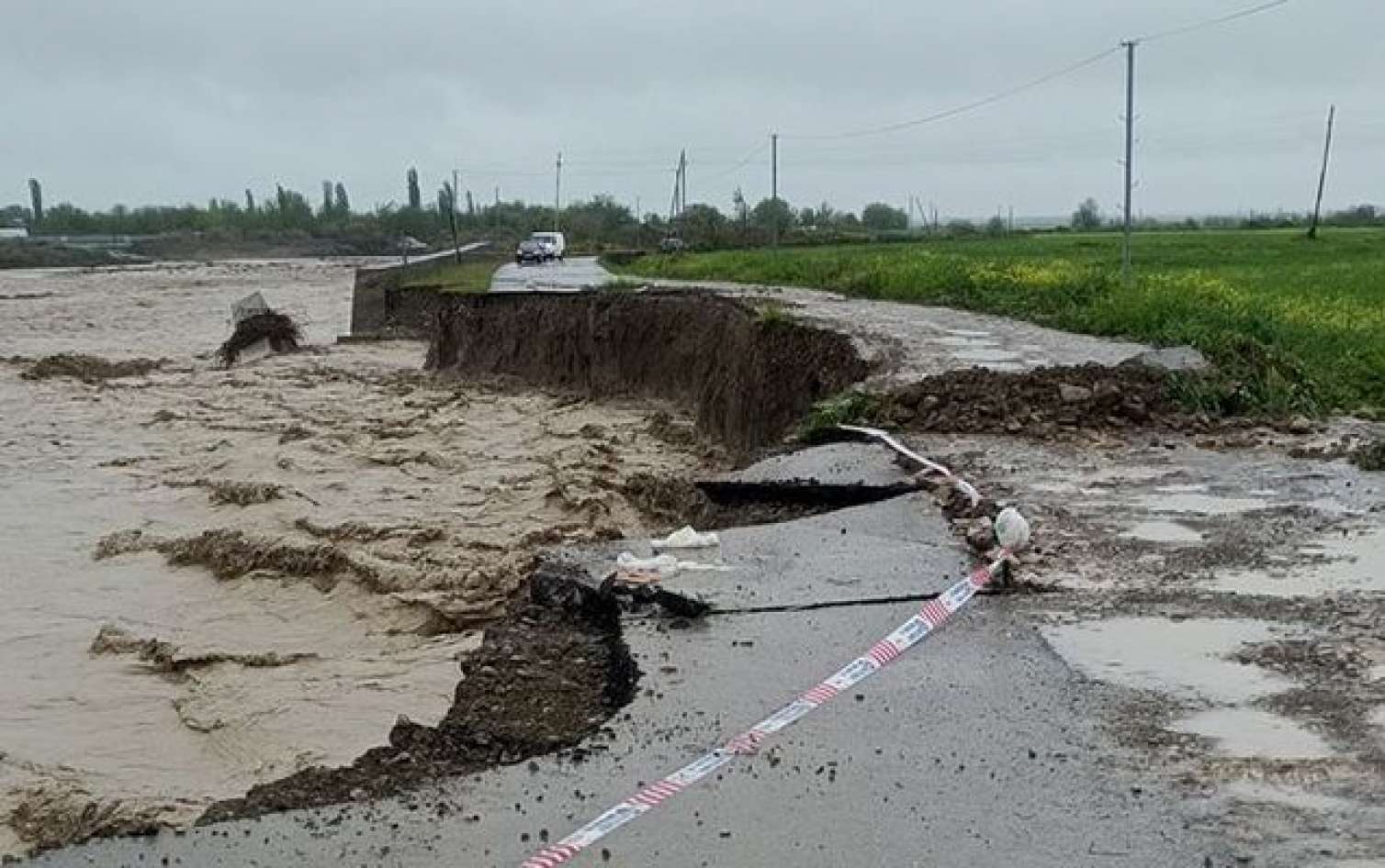 Sel avtomobil yolunu yararsız hala saldı - FOTO