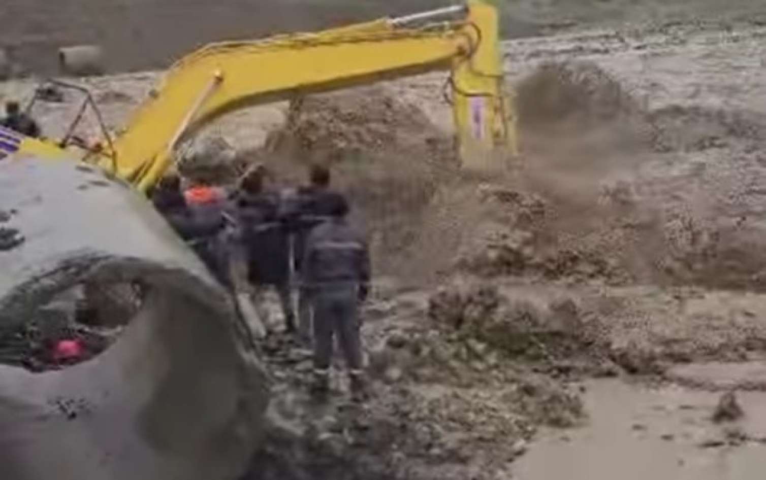 Pərviz onları seldən xilas etmək istəyərkən həlak olub - Video 