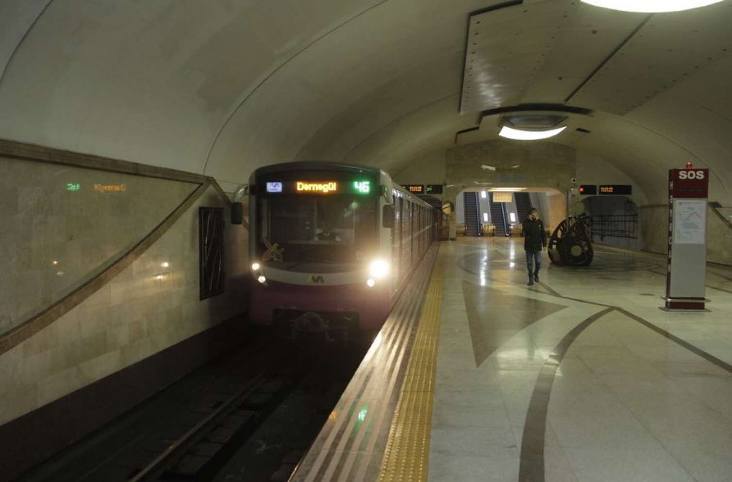 Bakı metrosunda problem yarandı - Sərnişinlər qatardan düşürüldü 