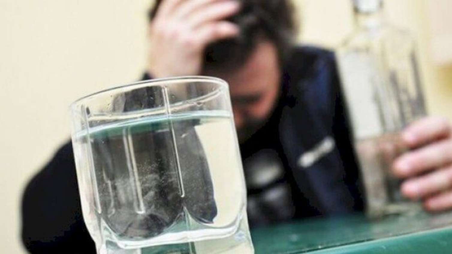 Daha bir nəfər spirtli içkidən zəhərlənib öldü 