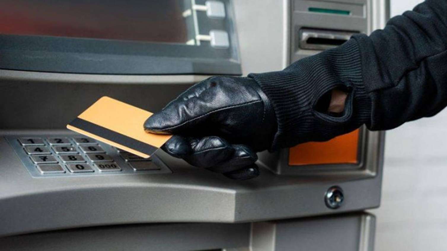 Bank kartlarından 21 min manatdan çox pul oğurlandı 