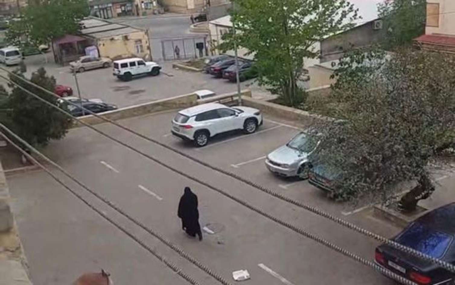 Videodakı çadralı qadın və görüntüləri yayan polisə çağırıldı 