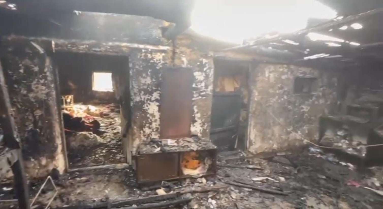 3 otaqlı ev tamamilə yandı 