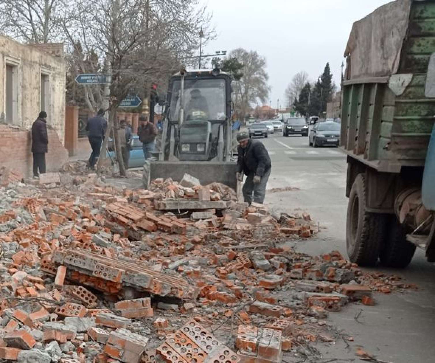 Külək hasarı maşının üzərinə aşırdı -  Sürücü öldü
