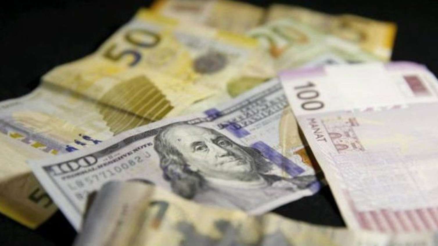 Dollar dəyər itirir 