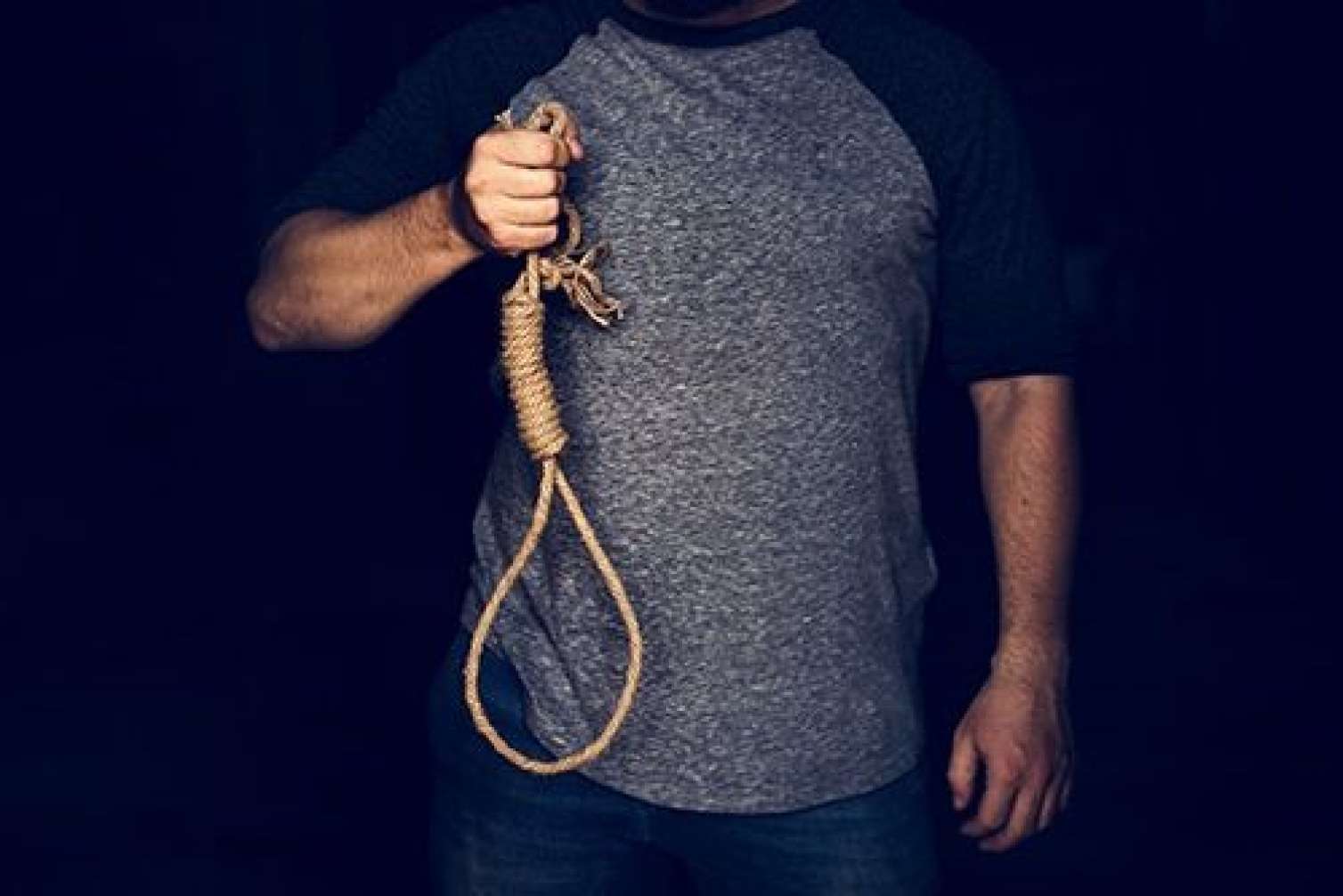 Evinin həyətində özünü asdı 