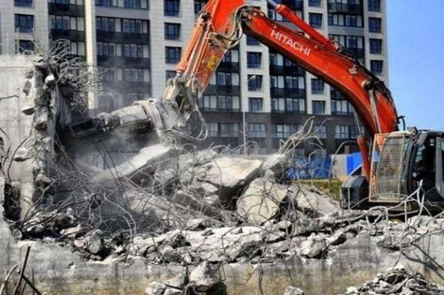 Bakıda binada yaşayış ola-ola növbəti söküntü - VİDEO 