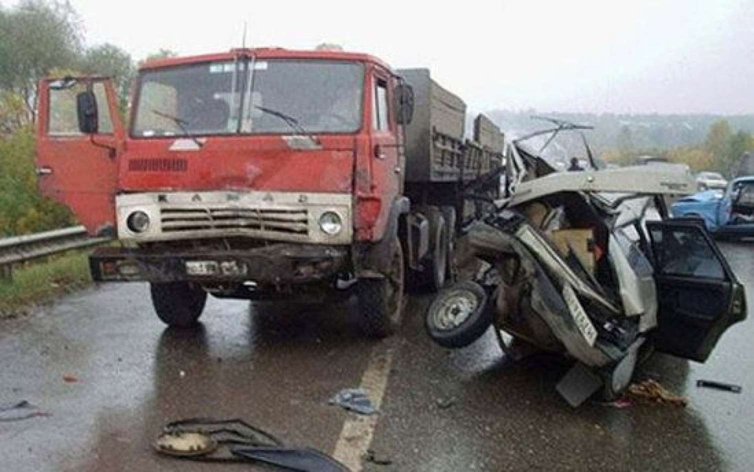Minik avtomobili "KamAz"la toqquşdu - Ölən və xəsarət alanlar var