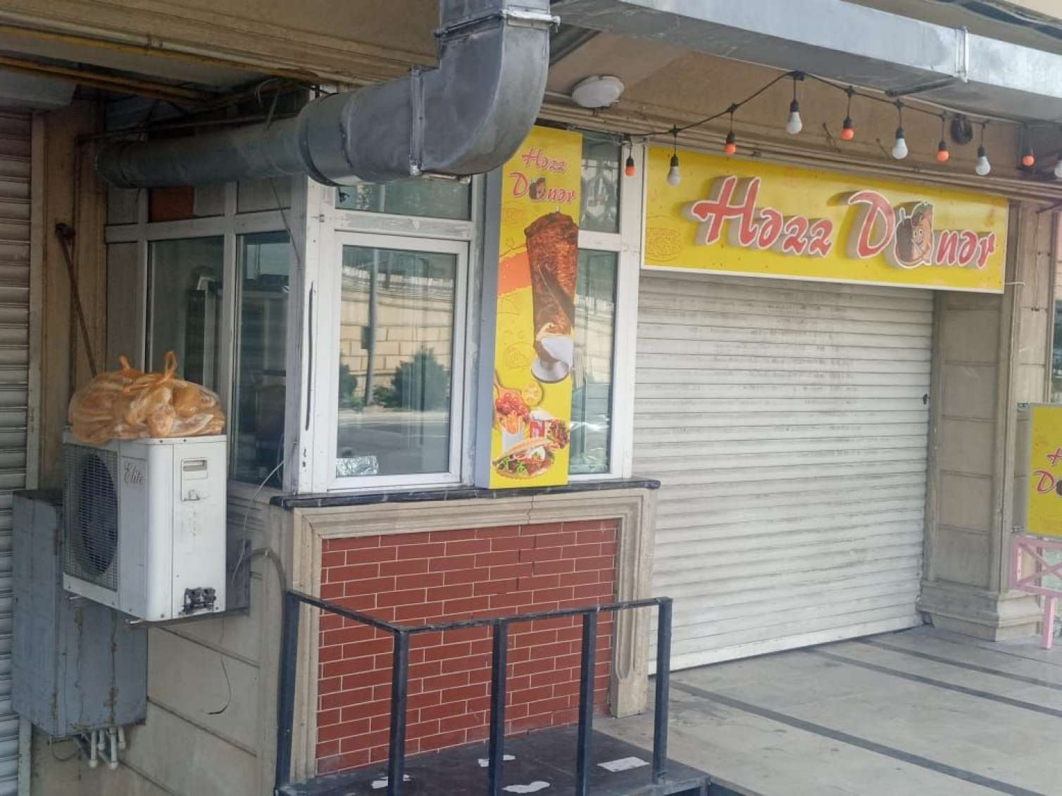 “Həzz Dönər" evində antisanitariya: Çörəklər belə saxlanılır -