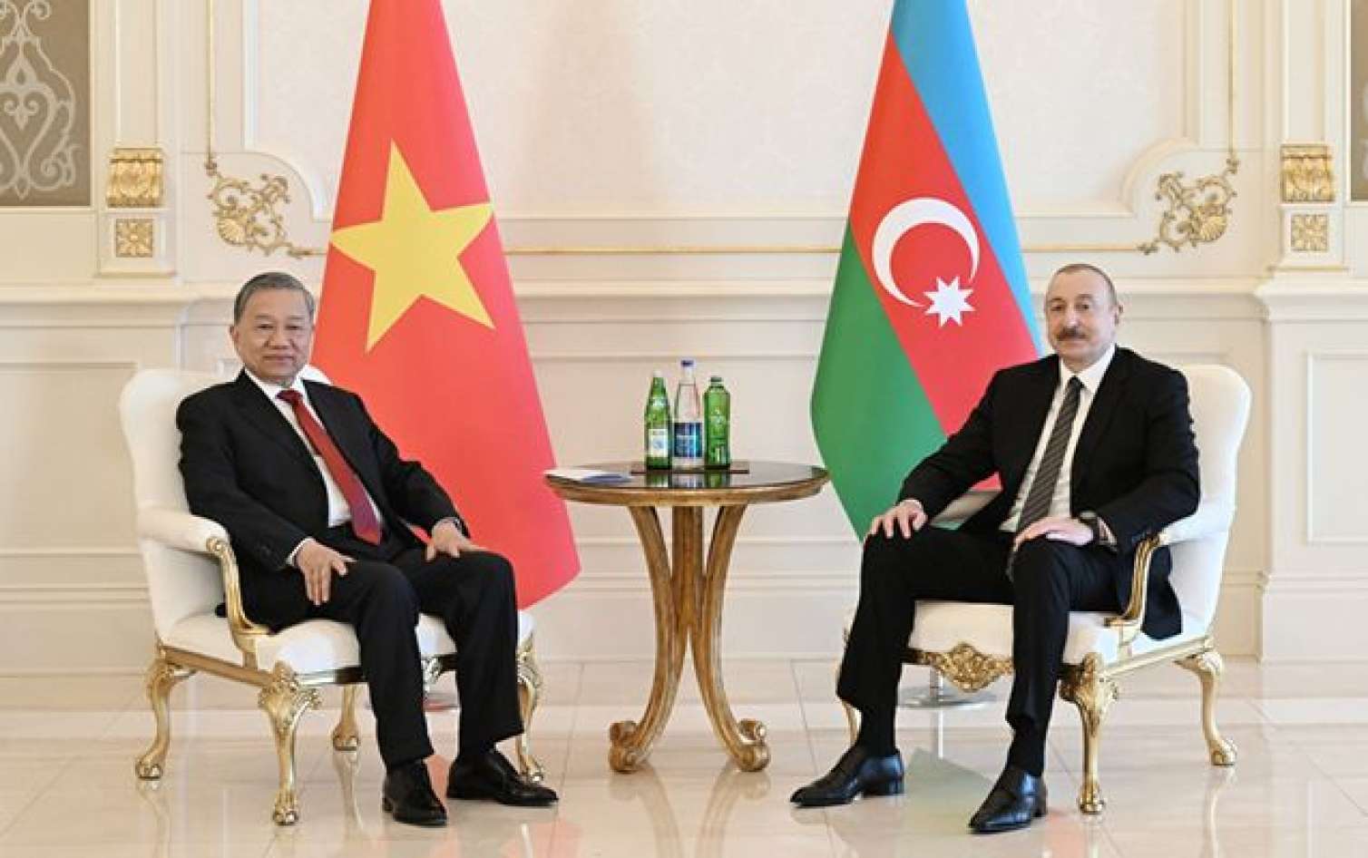Liderlər mətbuata bəyanatlarla çıxış etdilər 